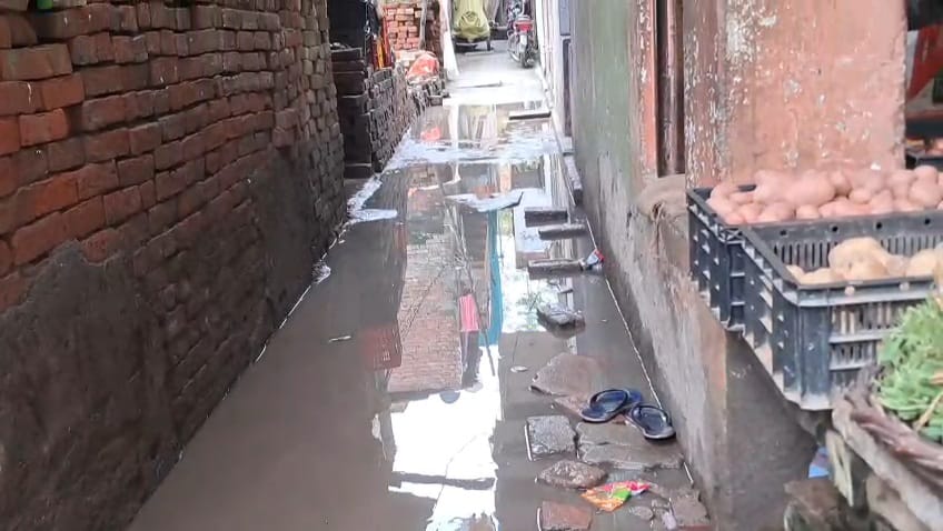 Sewer Overflow : अमरपुर की सड़कों पर बह रहा सीवर, घरों में घुसा गंदा पानी – संक्रमण और रोजी-रोटी पर संकट Sewer