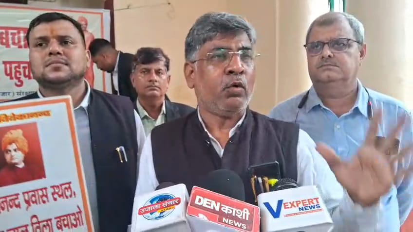 Advocates Protest:"विवेकानंद स्थल बचाओ!" वाराणसी में वकीलों का डीएम ऑफिस पर हंगामेदार धरना Advocates
