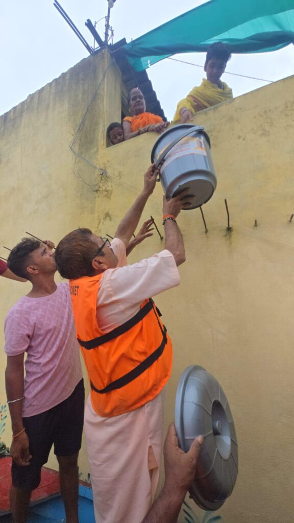 Flood Relief: बाढ़ राहत में जुटे विधायक डॉ. नीलकंठ तिवारी, पैदल-नाव से पहुंचाए हर घर राहत किट Flood Relief
