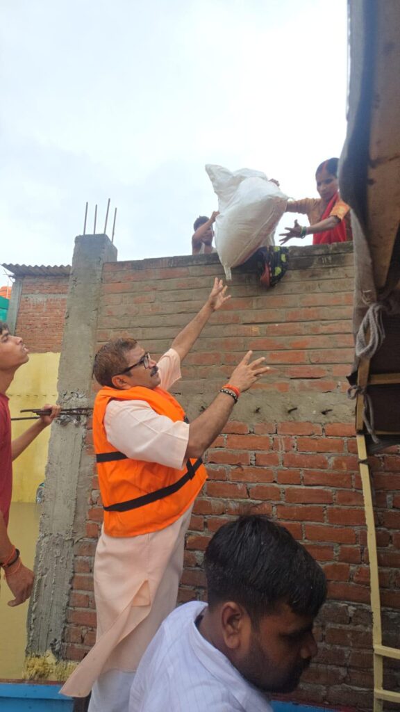 Flood Relief: बाढ़ राहत में जुटे विधायक डॉ. नीलकंठ तिवारी, पैदल-नाव से पहुंचाए हर घर राहत किट Flood Relief
