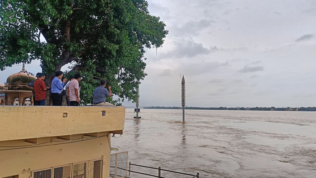 Ganga Water Level : गंगा का जलस्तर खतरे के पार, बाढ़ संकट के बीच खुद मोर्चे पर डटे मंडलायुक्त एस. राजलिंगम Ganga