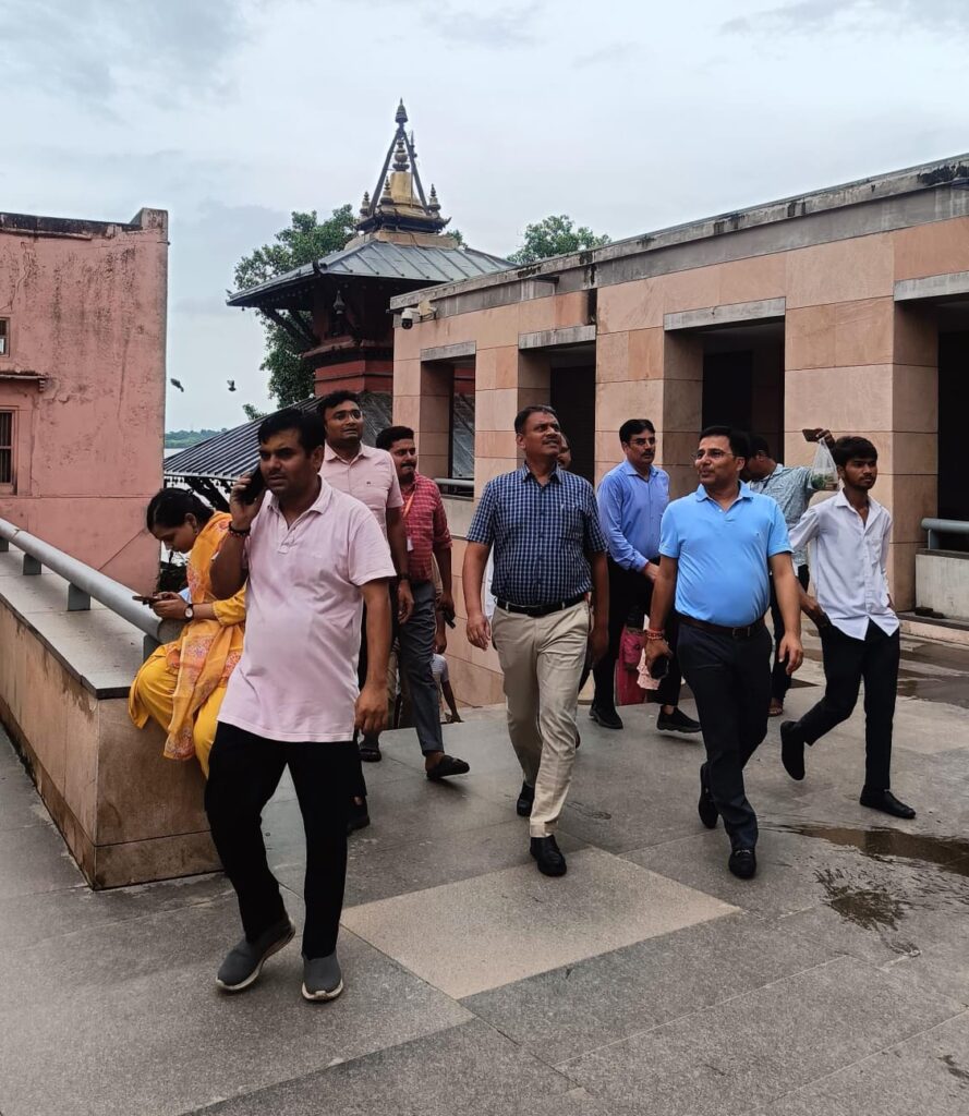 Ganga Water Level : गंगा का जलस्तर खतरे के पार, बाढ़ संकट के बीच खुद मोर्चे पर डटे मंडलायुक्त एस. राजलिंगम Ganga