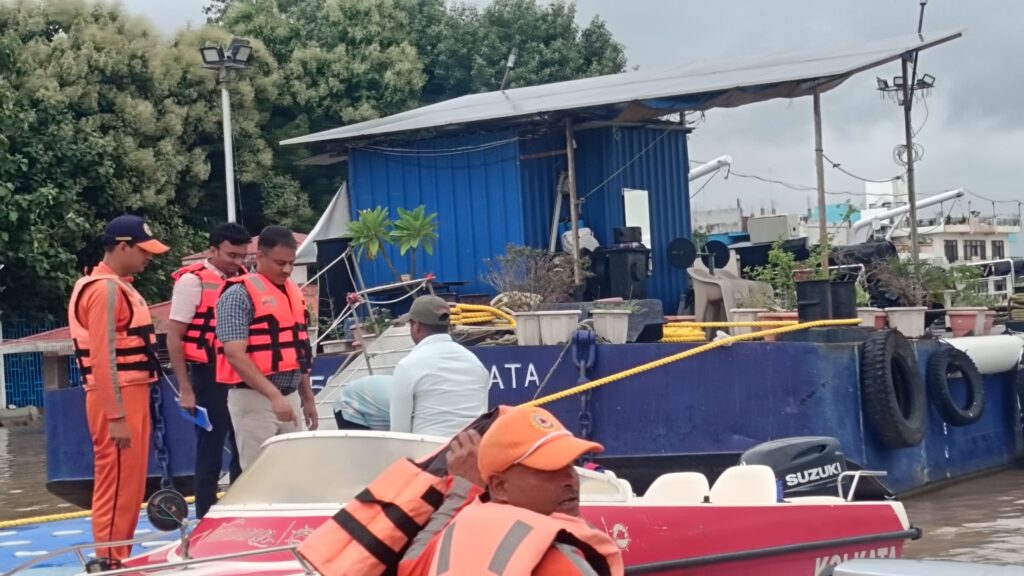 Ganga Water Level : गंगा का जलस्तर खतरे के पार, बाढ़ संकट के बीच खुद मोर्चे पर डटे मंडलायुक्त एस. राजलिंगम Ganga