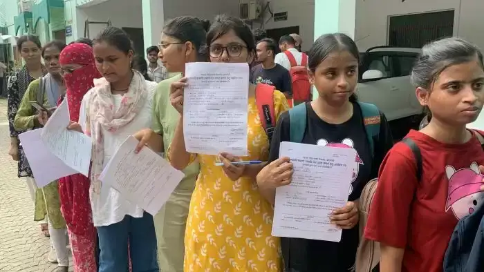 पुलिस भर्ती में Degree अनिवार्य, काशी विद्यापीठ में डिग्री लेने उमड़ी भीड़ Degree