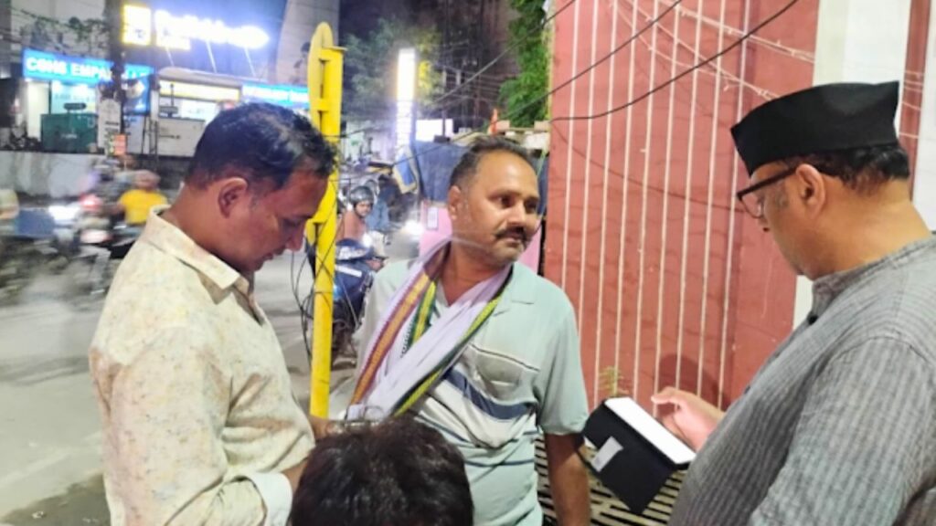 Varanasi: सिगरा में विधायक सौरभ श्रीवास्तव ने खुलेआम गांजा बेचने वालों को दबोचा, पुलिस को सौंपा Varanasi: सिगरा में विधायक सौरभ श्रीवास्तव ने खुलेआम गांजा बेचने वालों को दबोचा, पुलिस को सौंपा Varanasi: सिगरा में विधायक सौरभ श्रीवास्तव ने खुलेआम गांजा बेचने वालों को दबोचा, पुलिस को सौंपा