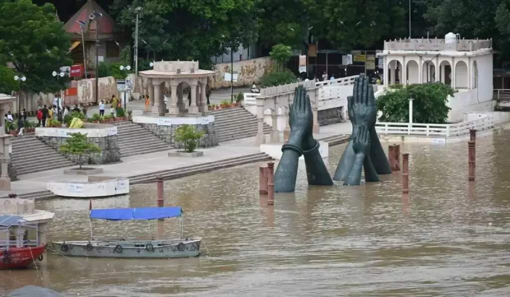 Ganga Flood : वाराणसी में गंगा उफान पर! खतरे के निशान से सिर्फ 6 सेमी दूर, बाढ़ की आशंका तेज Ganga