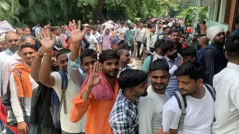 पुलिस भर्ती में Degree अनिवार्य, काशी विद्यापीठ में डिग्री लेने उमड़ी भीड़ Degree