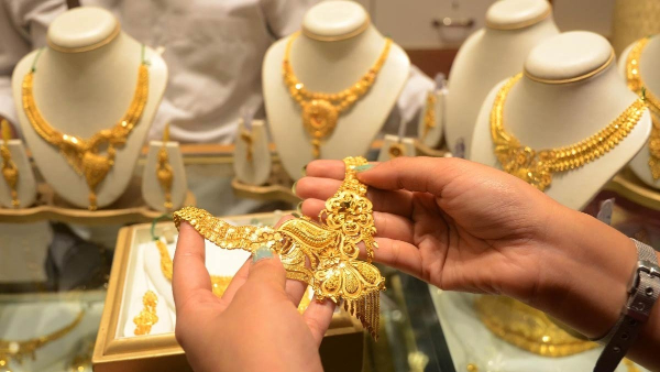 Gold Silver Price: सोने ने तोड़ा रिकॉर्ड, 1 लाख के पार पहुंची कीमत, चांदी भी उछली Gold Silver Price: सोने ने तोड़ा रिकॉर्ड, 1 लाख के पार पहुंची कीमत, चांदी भी उछली Gold Silver Price: सोने ने तोड़ा रिकॉर्ड, 1 लाख के पार पहुंची कीमत, चांदी भी उछली