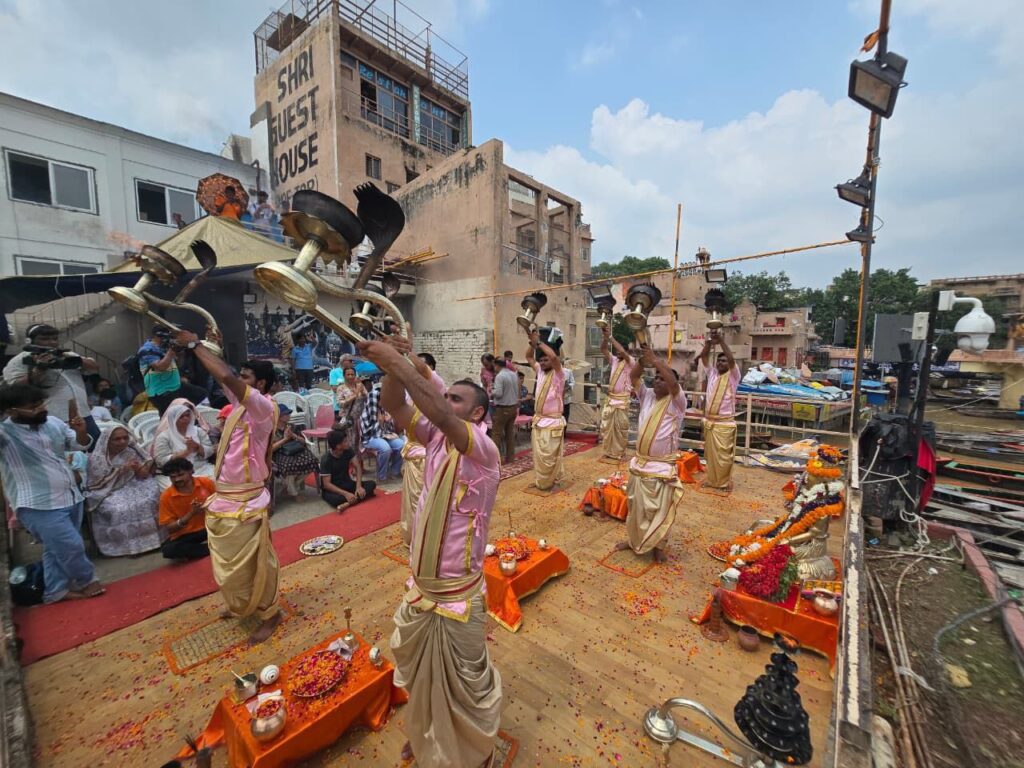 Chandra Grahan 2025 : चंद्रग्रहण से चलते दशाश्वमेध घाट पर दोपहर में हुई मां गंगा की आरती, दोपहर में गूंजा जय गंगे माता Chandra Grahan 2025 : चंद्रग्रहण से चलते दशाश्वमेध घाट पर दोपहर में हुई मां गंगा की आरती, दोपहर में गूंजा जय गंगे माता Chandra Grahan 2025 : चंद्रग्रहण से चलते दशाश्वमेध घाट पर दोपहर में हुई मां गंगा की आरती, दोपहर में गूंजा जय गंगे माता