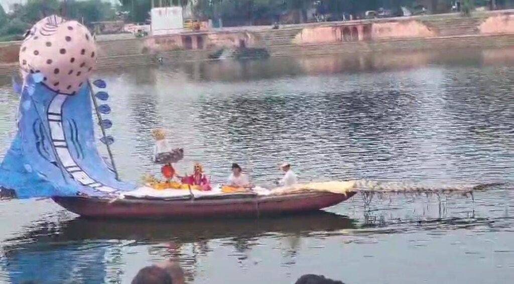 Ramnagar Ki Ramleela : आधुनिकता की चकाचौंक में कायम है वर्षों पुरानी परंपरा, बिना लाइट-साउंड के होती है रामनगर की रामलीला Ramnagar Ki Ramleela : आधुनिकता की चकाचौंक में कायम है वर्षों पुरानी परंपरा, बिना लाइट-साउंड के होती है रामनगर की रामलीला Ramnagar Ki Ramleela : आधुनिकता की चकाचौंक में कायम है वर्षों पुरानी परंपरा, बिना लाइट-साउंड के होती है रामनगर की रामलीला