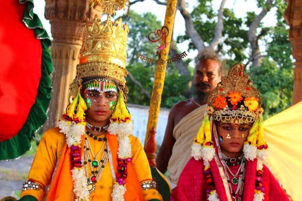 Ramnagar Ki Ramleela : आधुनिकता की चकाचौंक में कायम है वर्षों पुरानी परंपरा, बिना लाइट-साउंड के होती है रामनगर की रामलीला Ramnagar Ki Ramleela : आधुनिकता की चकाचौंक में कायम है वर्षों पुरानी परंपरा, बिना लाइट-साउंड के होती है रामनगर की रामलीला Ramnagar Ki Ramleela : आधुनिकता की चकाचौंक में कायम है वर्षों पुरानी परंपरा, बिना लाइट-साउंड के होती है रामनगर की रामलीला